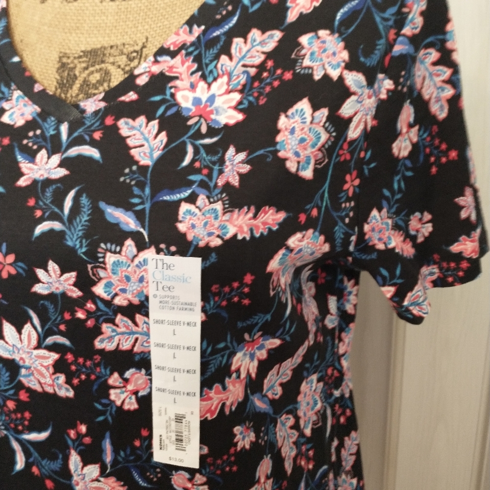 Black Floral T-shirt V-Neck Pink Flowers Size Large NWT - Picture 3 of 6